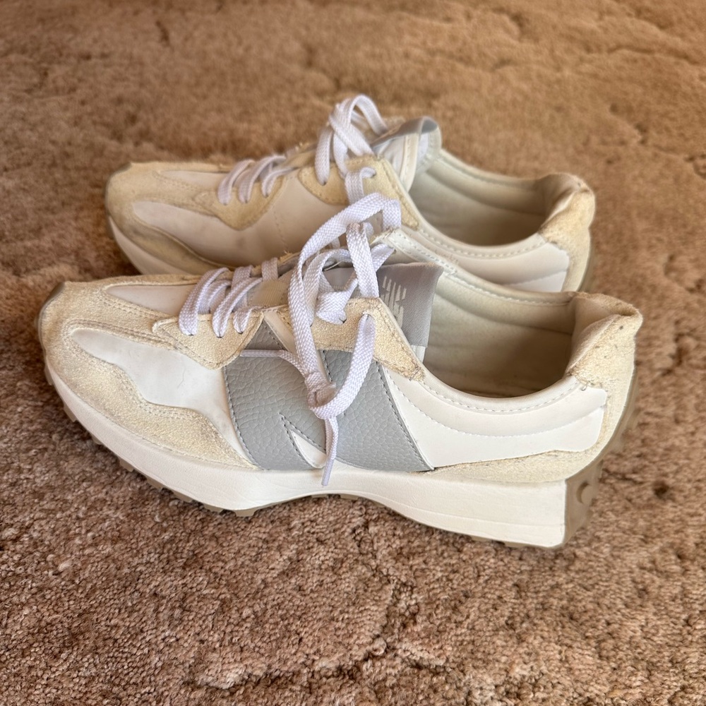New Balance Tennis shoes 327